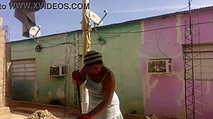 mi vecino observa mi vestido corto destacando curvas