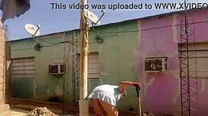 mi vecino observa mi vestido corto destacando curvas