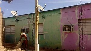 mi vecino observa mi vestido corto destacando curvas