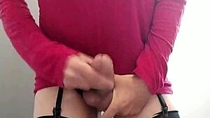 Whoa, that shemale's cumming hard on her dildo