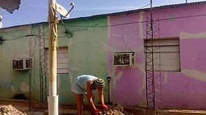 mi vecino observa mi vestido corto destacando curvas