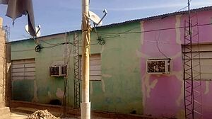 mi vecino observa mi vestido corto destacando curvas