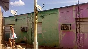 mi vecino observa mi vestido corto destacando curvas