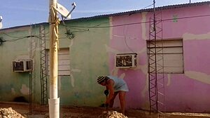 mi vecino observa mi vestido corto destacando curvas