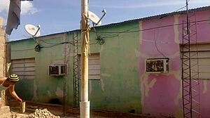 mi vecino observa mi vestido corto destacando curvas