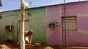 mi vecino observa mi vestido corto destacando curvas