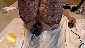 Fickmachine Meiner Stiefschwester Ausprobiert - Fetter Arsch Fette Pussy In Netzstrümpfen