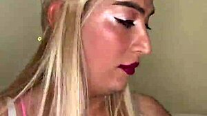 me maquillo hermosa para mis espectadores en un momento divertido