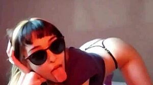 Bonneyuwu inserts canicas into preservativo in homemade blonde teen session