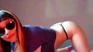 Bonneyuwu inserts canicas into preservativo in homemade blonde teen session