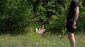 je me touche devant les passants et un joggeur me baise avec une grosse faciale 😈💦