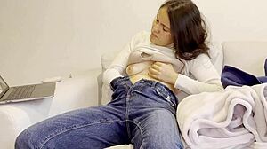 La esposa de mi mejor amiga se masturba mientras yo veo