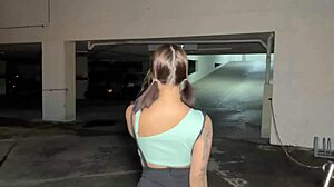 colombiana recibe verga en su culo en parqueadero público