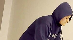 La esposa de mi mejor amiga se masturba mientras yo veo