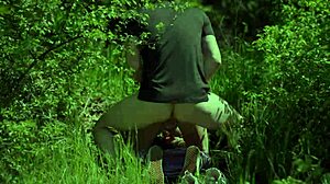 je me touche devant les passants et un joggeur me baise avec une grosse faciale 😈💦