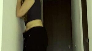 La esposa de mi mejor amiga se masturba mientras yo veo