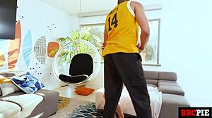 Petit hejaklacks-tjej rider och suger enorm svart kuk i interracial doggy och cowgirl