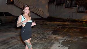 colombiana recibe verga en su culo en parqueadero público