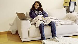 La esposa de mi mejor amiga se masturba mientras yo veo