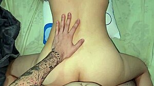 Culona cogida en cuatro patas y cabalgando mi verga dura