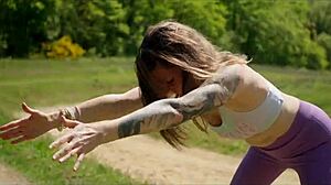 je me touche devant les passants et un joggeur me baise avec une grosse faciale 😈💦