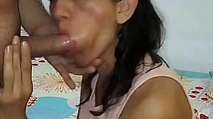 Chupando deliciosamente la verga jugosa de mi vecino casado en encuentro de pareja colombiana