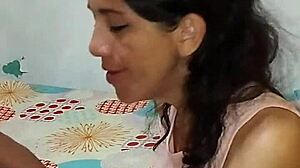 Chupando deliciosamente la verga jugosa de mi vecino casado en encuentro de pareja colombiana