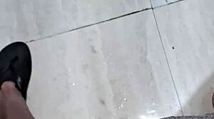 meu mini pau is heating up and cumming now