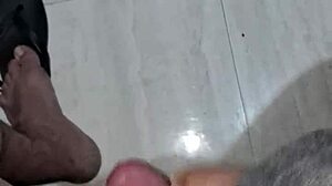 meu mini pau is heating up and cumming now