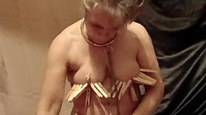 Esclave F autoseance with pinces pisse and ceinture in bondage