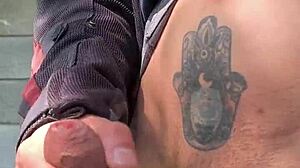 Se me pone muy dura de saber que me están viendo desde lejos como me masturbo