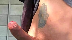 Se me pone muy dura de saber que me están viendo desde lejos como me masturbo