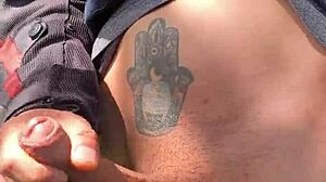 Se me pone muy dura de saber que me están viendo desde lejos como me masturbo