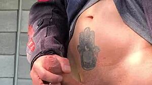 Se me pone muy dura de saber que me están viendo desde lejos como me masturbo