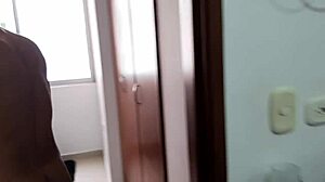 Mi madrastra me hace una mamada en la ducha. Luego la follo a cuatro patas hasta correrme.