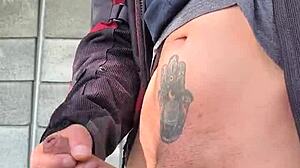 Se me pone muy dura de saber que me están viendo desde lejos como me masturbo