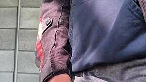 Se me pone muy dura de saber que me están viendo desde lejos como me masturbo