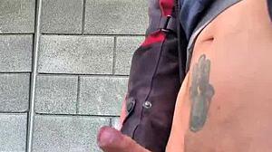 Se me pone muy dura de saber que me están viendo desde lejos como me masturbo