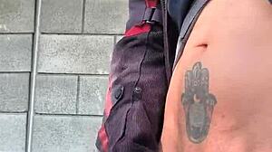 Se me pone muy dura de saber que me están viendo desde lejos como me masturbo