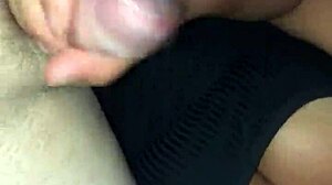 Quick handjob ends in cumshot