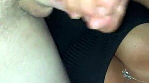 Quick handjob ends in cumshot