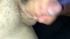 Quick handjob ends in cumshot