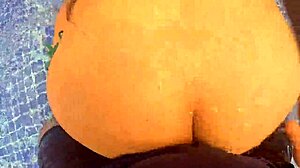 sexo en el agua con nalgona masturbandose sorprendida en la piscina