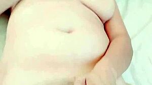 Sabrosa masturbación con este enorme consolador 2 veces me corrí tienes que ver mi rica leche 😍