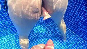 sexo en el agua con nalgona masturbandose sorprendida en la piscina