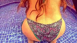 sexo en el agua con nalgona masturbandose sorprendida en la piscina
