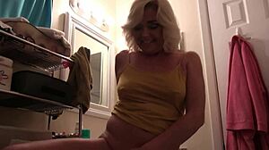 wanna see me showing off her pretty pussy pissing?