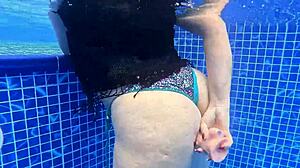 sexo en el agua con nalgona masturbandose sorprendida en la piscina