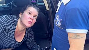 Ele entrou tímido mas saiu viciado com meus seios grandes e boca quente. O prazer de uma mulher madura fez ele gozar como nunca.