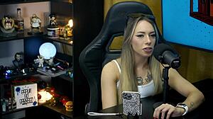 bianca demarchi mostra a silhueta do seu corpo morde a orelha do ruan e o pescoço que tesão - podcast pãpum no barraco